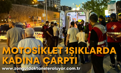 Motosiklet ışıklarda kadına çarptı
