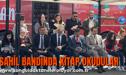 Sahil bandında kitap okudular