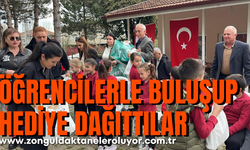 Gazeteciler, 19 yıl önce tadilat ettirdikleri okulda öğrencilerle buluşup hediye dağıttı