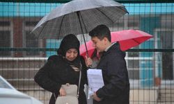 Çorum'da LGS heyecanı: Celiler çocuklarını yağmur altında bekledi