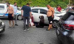 Yolun karşısına geçerken otomobilin çarptığı baba ve oğlu ağır yaralandı