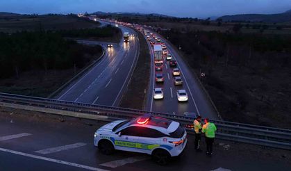 Bayram dönüşü çilesi: 30 kilometrelik araç kuyruğu havadan görüntülendi