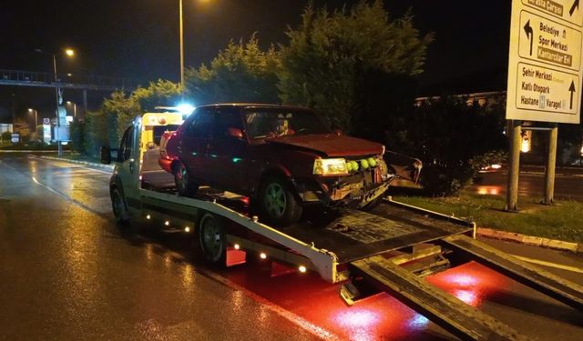 Otomobil, köprünün korkuluklarına çarptı