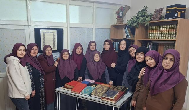 Kadın kursiyerlerden Afrika'ya Kur'an-ı Kerim hediyesi