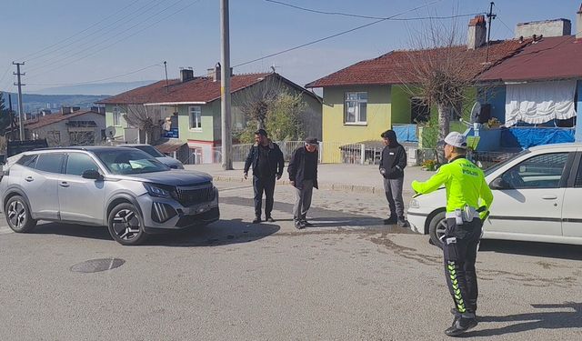 İki otomobilin çarpıştığı kazada 3 kişi yaralandı