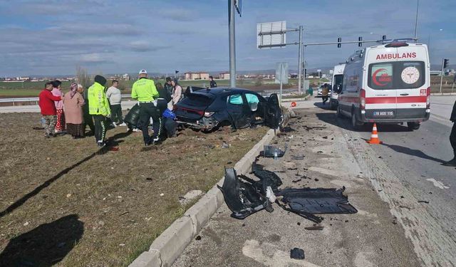 Çorum'da otomobille hafif ticari araç çarpıştı: 1'i çocuk 6 yaralı
