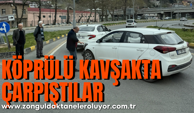 Köprülü kavşakta iki otomobil çarpıştı