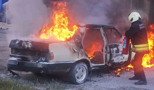 Bafra'da kaportacı dükkanında korkutan yangın: Otomobil alev aldı