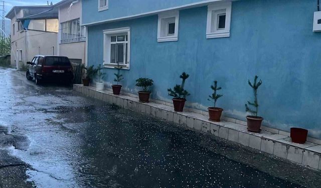 Bayburt'ta kısa süreli dolu etkili oldu