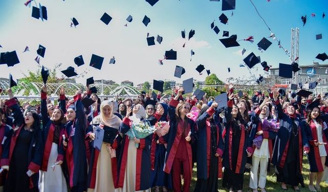 Çarşamba Ticaret Borsası MYO'da 238 öğrencinin mezuniyet heyecanı
