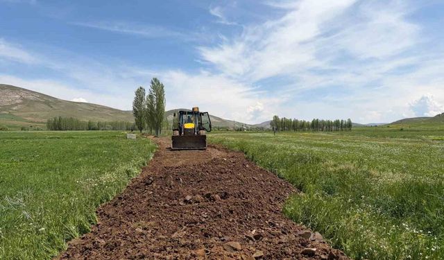 Gökçedere'de bozulan dağ ve arazi yollarında çalışma başlatıldı