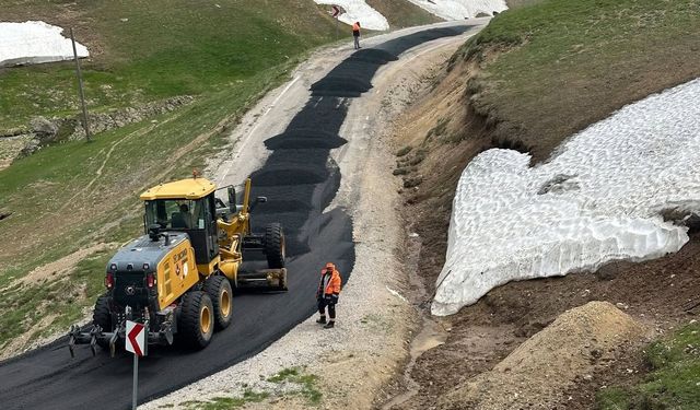 Karayolları Bayburt ekipleri Balahor yolunu asfaltlıyor