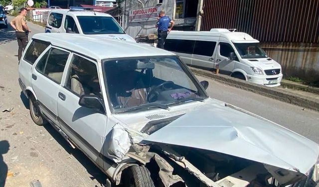 Park halindeki iki araç kaza yaptı: Pat Pat iş yerine düştü