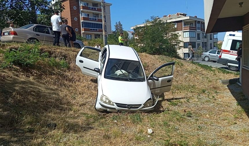 Çaycuma’da iki otomobil çarpışınca araç yoldan çıktı: 1 yaralı