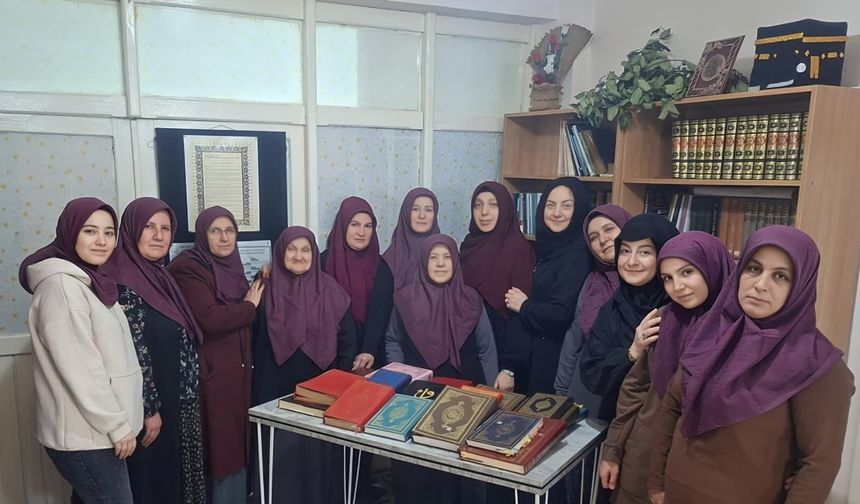 Kadın kursiyerlerden Afrika'ya Kur'an-ı Kerim hediyesi