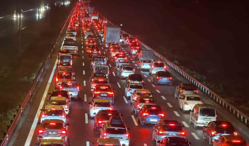 Bayram göçü sürüyor: Düzce'de trafik durma noktasına geldi
