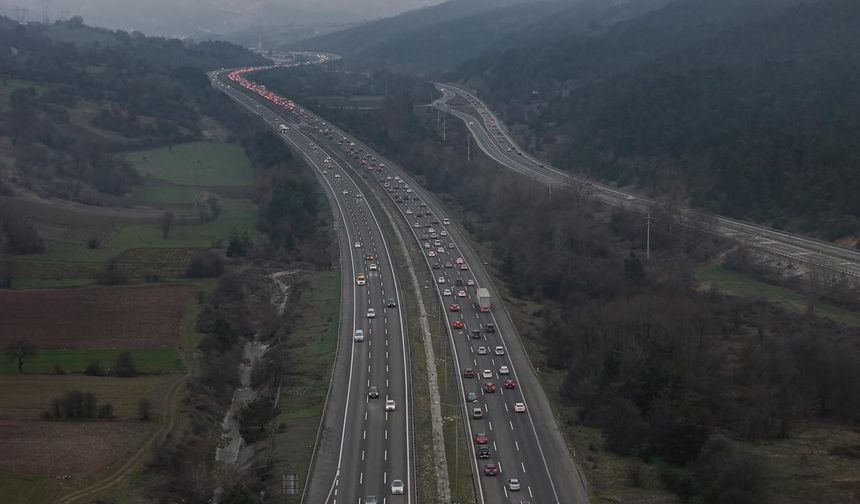 Bolu'da tatilcilerin dönüş yoğunluğu: Kilometrelerce araç kuyruğu oluştu