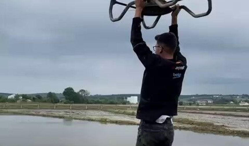 Çeltik tarlasında tehlikeli yolculuk: Drona asılıp uçtu