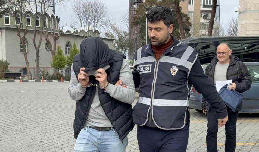 Eski karısının bıçak tehdidiyle cep telefonunu gasp etti