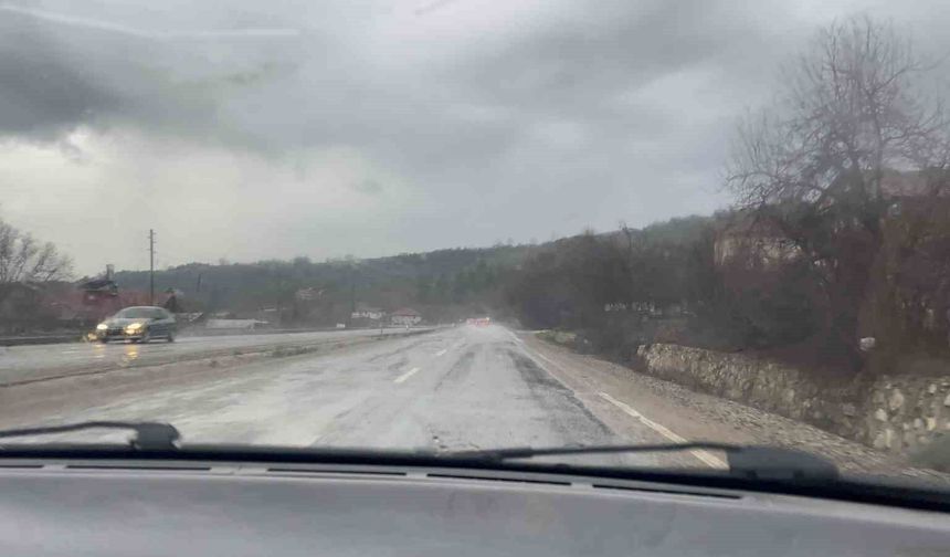 Kastamonu'da sağanak yağış sürücülere zor anlar yaşattı