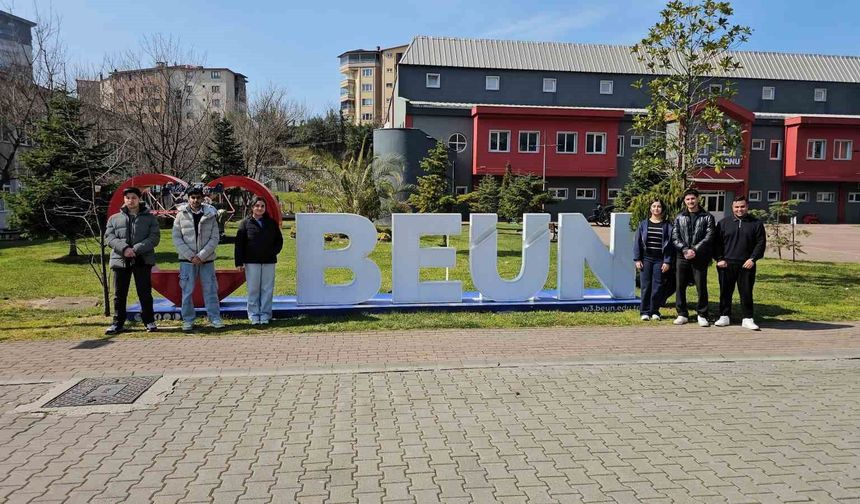 'Savaşta hiç kimse kazanmayacak' diyen uluslararası öğrenciler barış istiyor