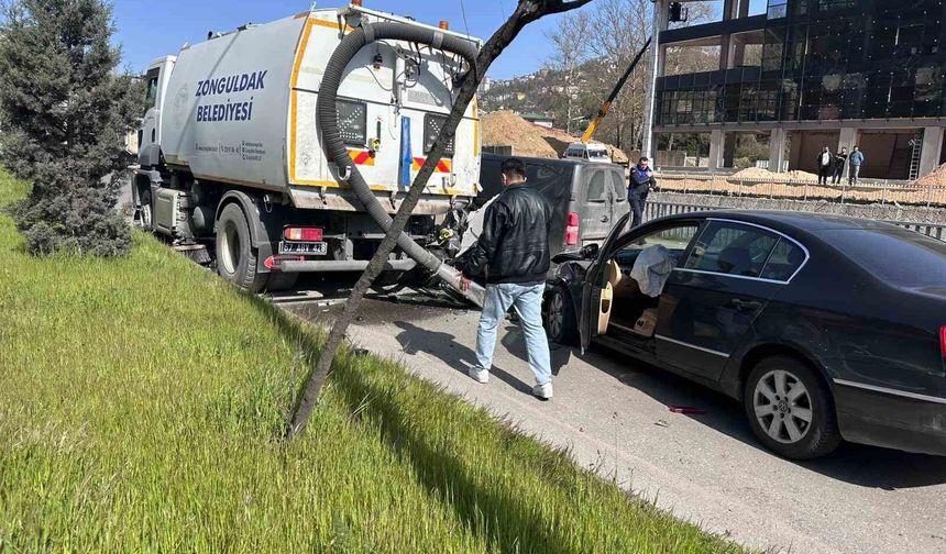 Zonguldak'ta belediye aracının karıştığı zincirleme kazada 4 kişi yaralandı