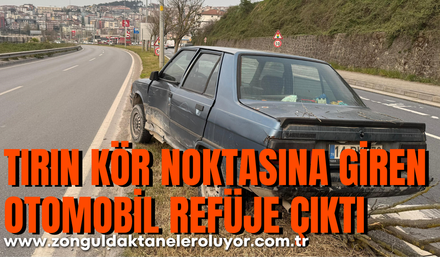 Tırın kör noktasına giren otomobil refüje çıktı