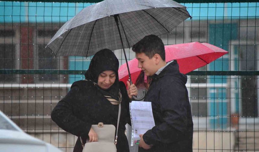 Çorum'da LGS heyecanı: Celiler çocuklarını yağmur altında bekledi