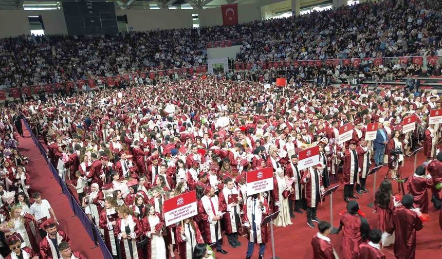 Hitit Üniversitesi'nde mezuniyet coşkusu