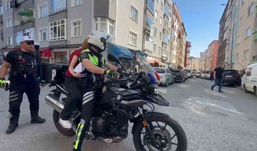 Kimliğini evde unutan öğrenciyi polis sınava yetiştirdi