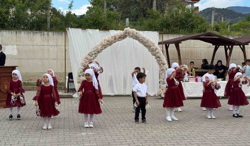 Kur'an kursu öğrencilerinin hazırladığı programa yoğun ilgi