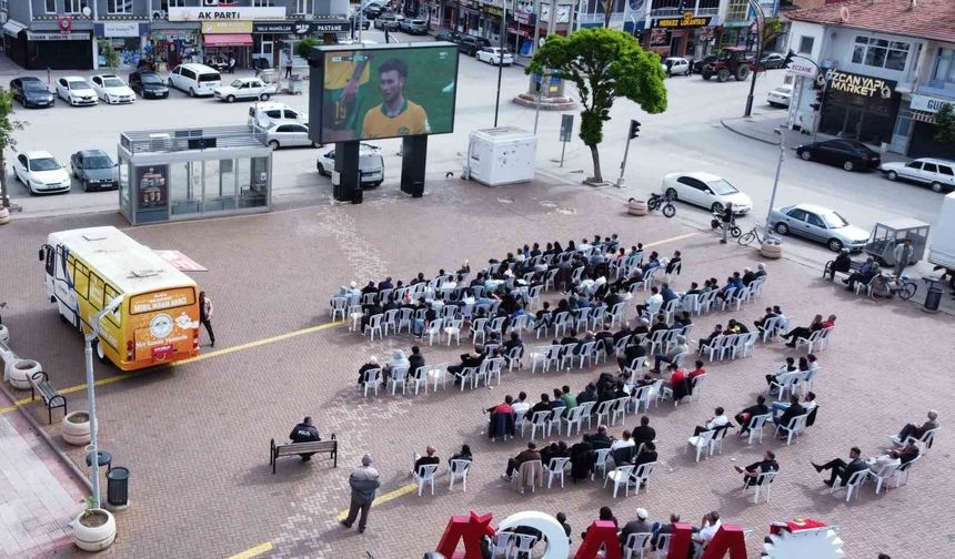 Milli maç heyecanı Alaca'da dev ekranda yaşandı