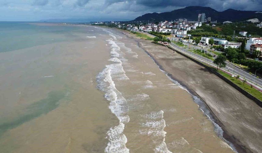 Ordu'da sağanak sonrası Karadeniz'in rengi değişti