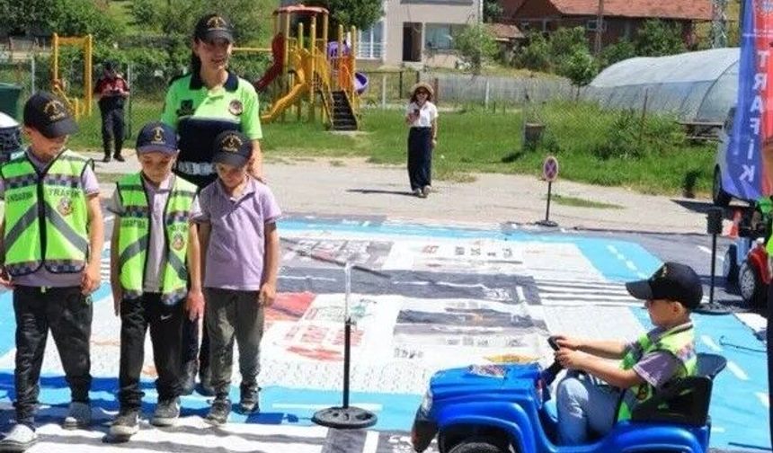 Sinop'ta jandarmadan miniklere uygulamalı trafik eğitimi