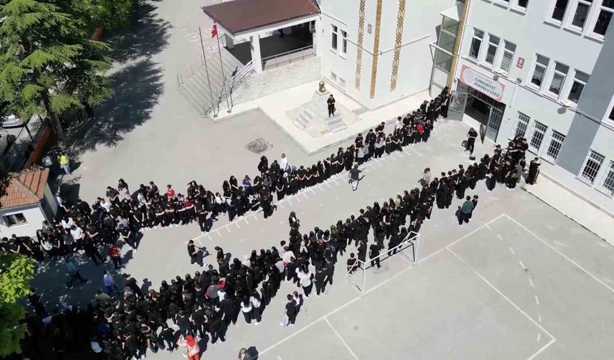 Türkiye şampiyonu olan öğrencilere meşaleli karşılama