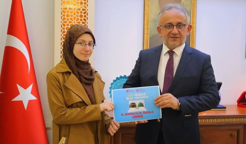 Umre Ödüllü Bilgi Yarışması'nda dereceye giren öğrenciler ödüllendirildi