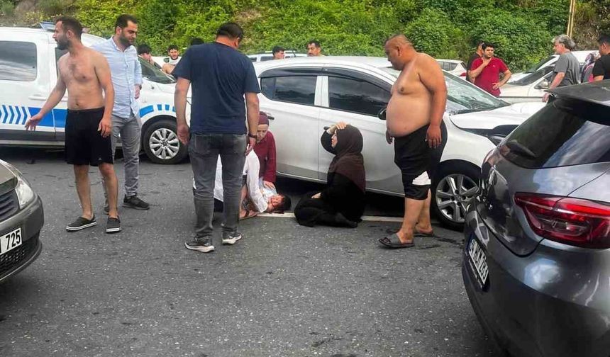 Yolun karşısına geçerken otomobilin çarptığı baba ve oğlu ağır yaralandı